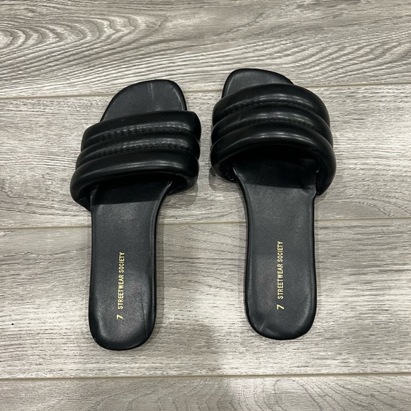 Urban Planet Shoes - Black puff slides women’s size 7